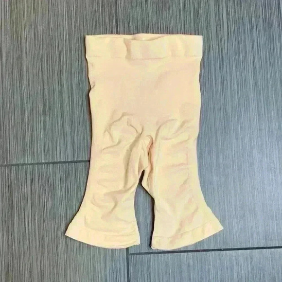 Skims Clay Soft Soothing Seamless Sculpting Mid Thigh Shorts Size S/M - Picture 2 of 5